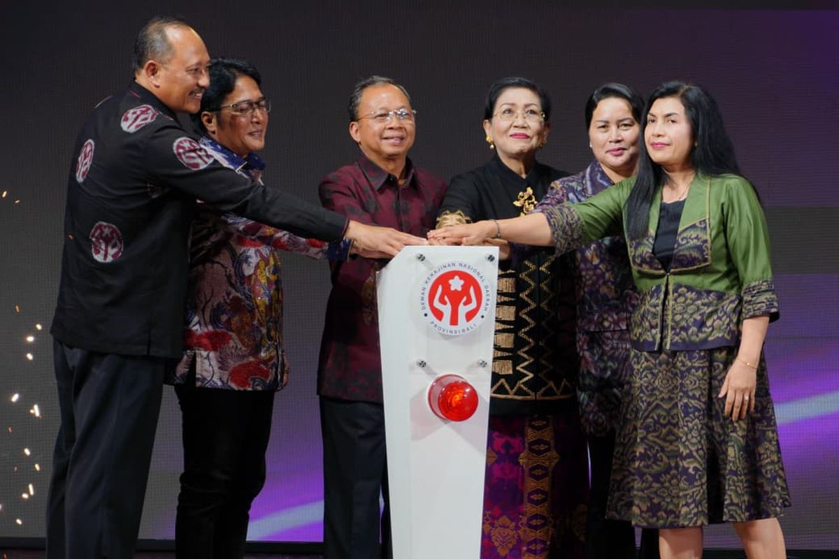 Gubernur Bali Wayan Koster dalam pembukaan Dekranasda Bali Fashion Week (DBFW) Sesi 2 di Gedung Ksirarnawa, Denpasar, Selasa (2/12/2025).