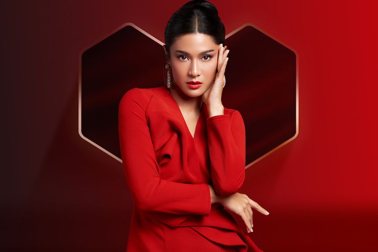 Aktris Dian Sastro sebagai brand ambassador LazMall Prestige dari Lazada.