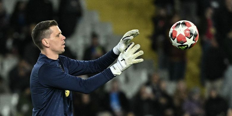 Wojciech Szczesny melakukan pemanasan sebelum laga Liga Champions 2024-2025 antara FC Barcelona vs Atalanta BC di Estadi Olimpic Lluis Companys di Barcelona pada 29 Januari 2025. (Photo by JAVIER SORIANO / AFP)