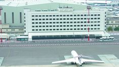 Kebakaran Besar Landa Bandara Kuwait Usai Serangan Drone