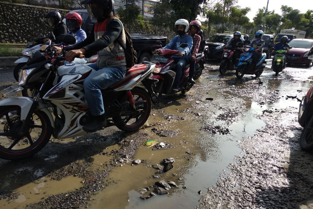 Warga melintas di jalan I Gusti Ngurah Rai, Bintara Bekasi Rabu (7/3/2018)