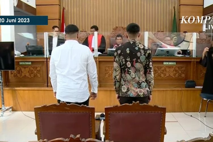 Perbedaan kontras antara Shane Lukas (kiri) dan Mario Dandy (kanan) di persidangan dalam kasus penganiayaan D (17) di Pengadilan Negeri Jakarta Selatan, Selasa (20/6/2023). 