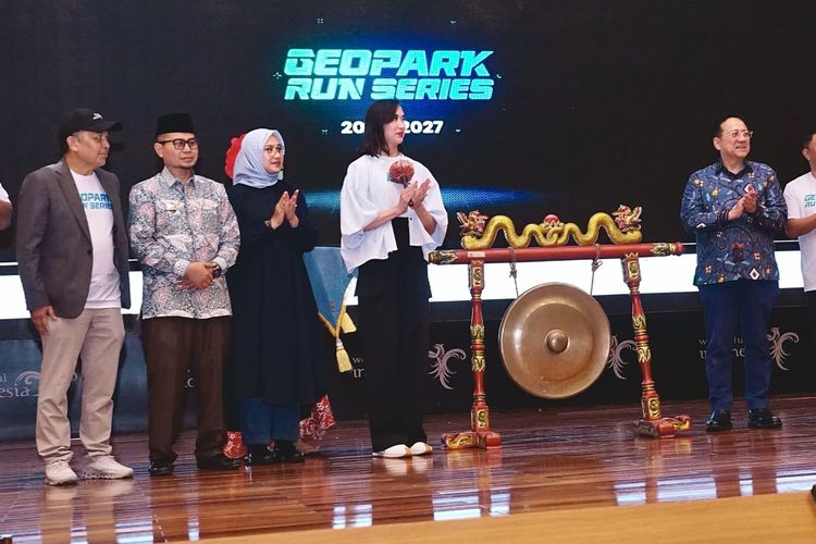 Menteri Pariwisata, Widiyanti Putri Wardhana (tengah) saat meresmikan Geopark Run Series 2026/2027 di Jakarta, Jumat (22/5/2026).