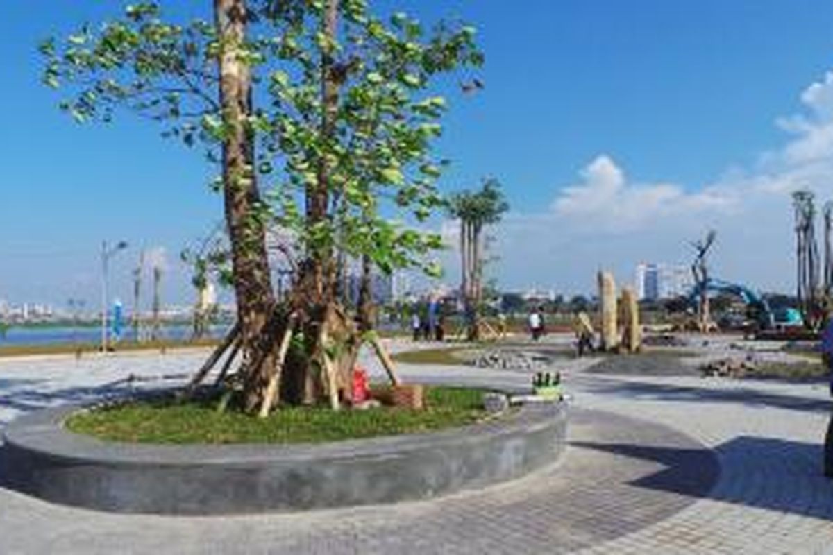 Suasana sisi barat Waduk Pluit, Penjaringan, Jakarta Utara, yang tengah dalam proses perubahan menjadi ruang terbuka hijau, Jumat (16/8/2013). Perubahan akan dilakukan dalam empat tahap. 