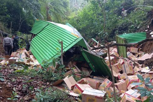 Truk Terjun ke Jurang 20 Meter di Tikungan Jalur Sarangan