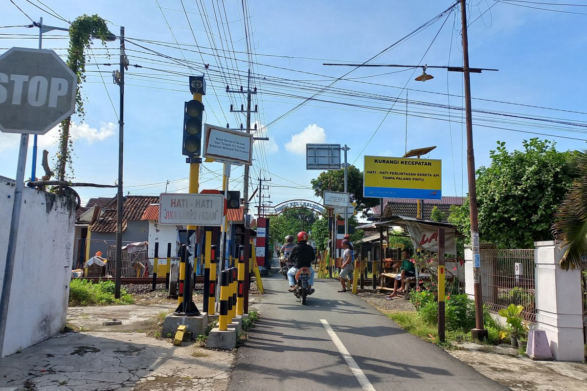 Perlintasan kereta api di Kaliombo, Kediri, Jawa Timur.