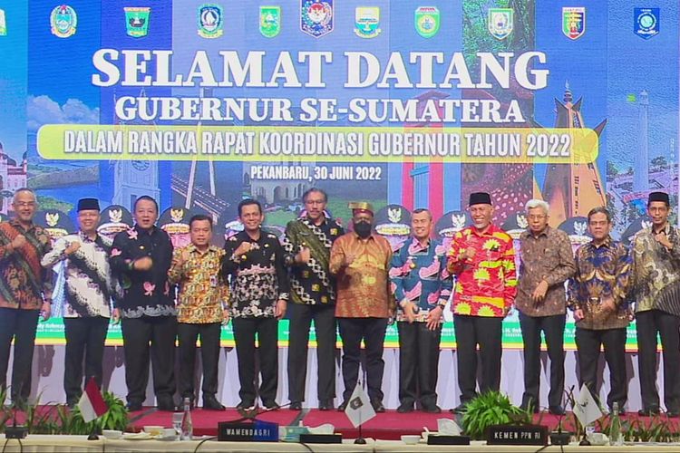 Rapat Koordinasi Gubernur se-Sumatera membahas persoalan harga kelapa sawit yang terus menurun pascapencabutan pelarangan ekspor minyak sawit mentah di Hotel Premiere Pekanbaru, Kamis (30/6/2022).
