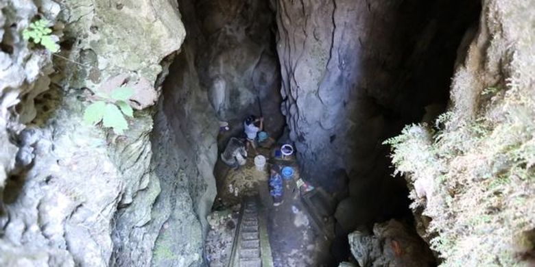 Sebagian warga Pacitan yang tak terlayani pipa leding PDAM harus mengambil air bersih dari gua vertikal. 