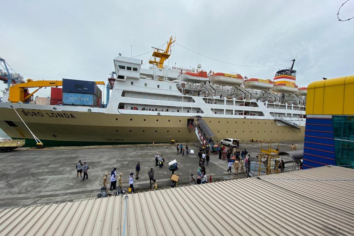 An image of KM Dorolonda ship at Tanjung Priok Port. 