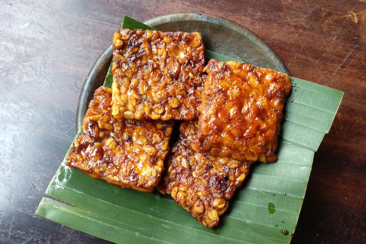 Ilustrasi tempe bakar buat lauk.