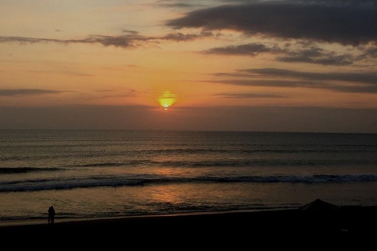 Matahari terbenam dilihat dari Tropicola-Beach Club, Seminyak, Bali.