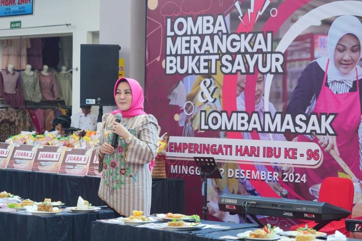 Pemkab Klaten mengadakan lomba merangkai buket sayur dan memasak nasi goreng untuk memperingati Hari Ibu ke-96 di Pasar Gedhe Klaten, Jawa Tengah, Minggu (22/12/2024). 