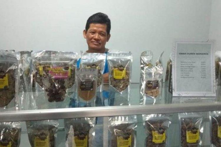 Muhklasin sedang memperkenalkan berbagai produk olahan yang dihasilkan oleh Omah Duren Manggros. 