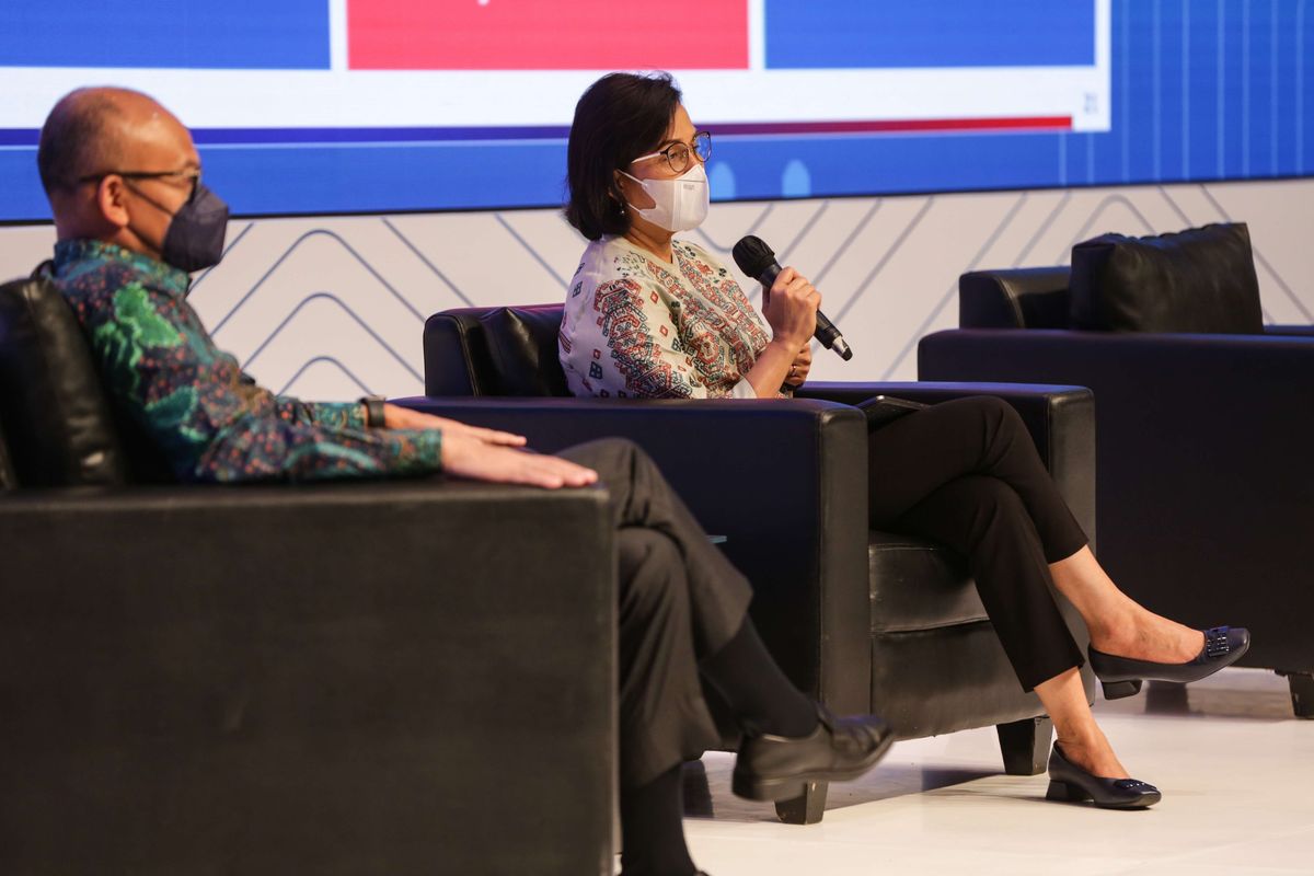 Menteri Keuangan Republik Indonesia Sri Mulyani saat Kompas 100 CEO Forum Ke-12 bertema Ekonomi Sehat 2022 di Jakarta Convention Center, Kamis (18/11/2021).