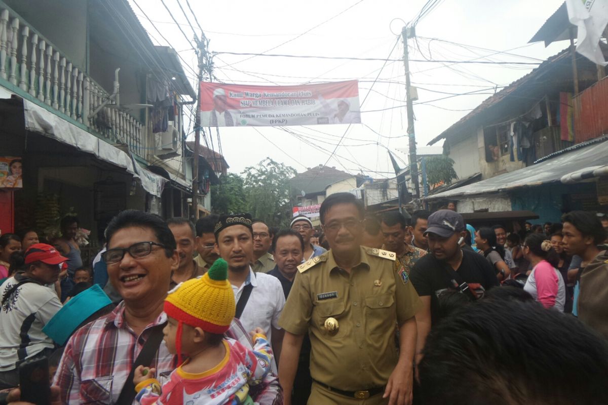 Wakil Gubernur DKI Jakarta Djarot Saiful Hidayat usai mengunjungi tempat pemotongan ayam di Grogol Utara, Selasa (18/4/2017). 