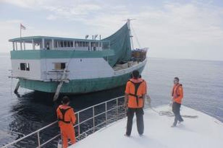 Kapal Motor Nisma Harapan GT 117 asal Buton, Sulawesi Tenggara, yang terdampar selama tiga hari di perairan Distrik Oekusi,Timor Leste akibat kerusakan mesin, berhasil dievakuasi tim SAR Kupang, Kamis (16/4/2015)
