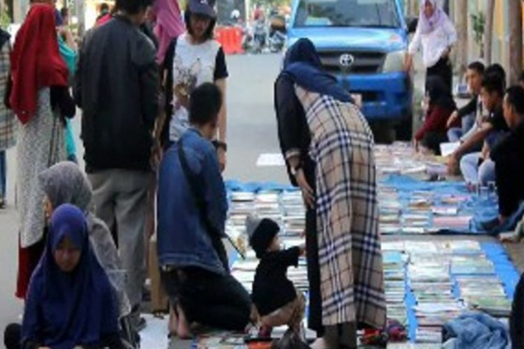 Jalan Raya di depan stadion Parasamya Majene sulawesi barat disulap Jadi Perpustakaan Jalanan. Komunitas penggiat literasi Educare Majene sulawesi barat, menggelar wisata edukasi dengan cara menyulap jalanan menjadi wahana perpustakaan jalanan, Minggu (13/8). Ribuan jenis buku-buku bacaan bermutu hingga komic yang menghibur dijajakan kepada warga dan para pengguna jalanan.