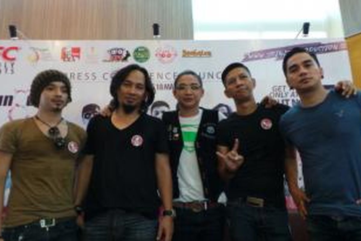 Grup band Ungu yang terdiri dari (kiri ke kanan) Oncy, Makki, Pasha, Rowman, dan Enda, diabadikan usai peluncuran album Mozaik, di kawasan Kemang, Jakarta Selatan, Rabu (18/3/2015).