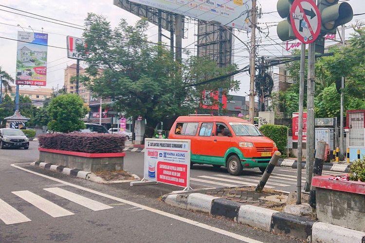 Ketika Darno mengoprasikan mobil angkot yang dia miliki