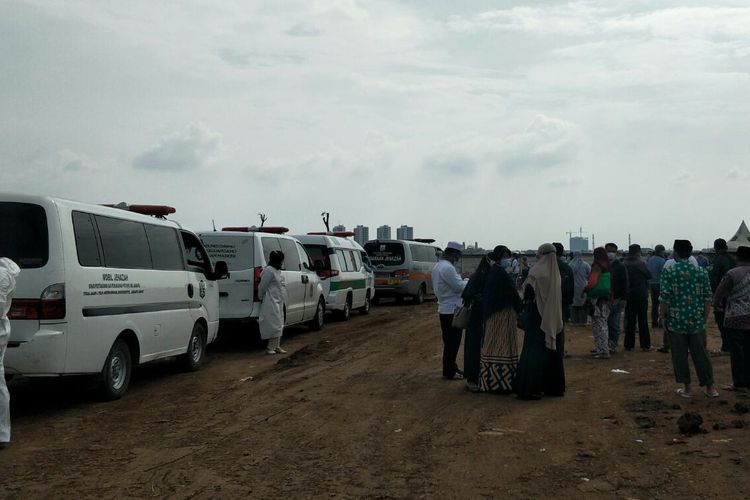 Tempat Pemakaman Umum (TPU) Rorotan, Cilincing, Jakarta Utara yang menjadi lokasi pemakaman pasien Covid-19 nampak dihiasi antrean mobil ambulans pada Kamis (17/6/2021) siang.