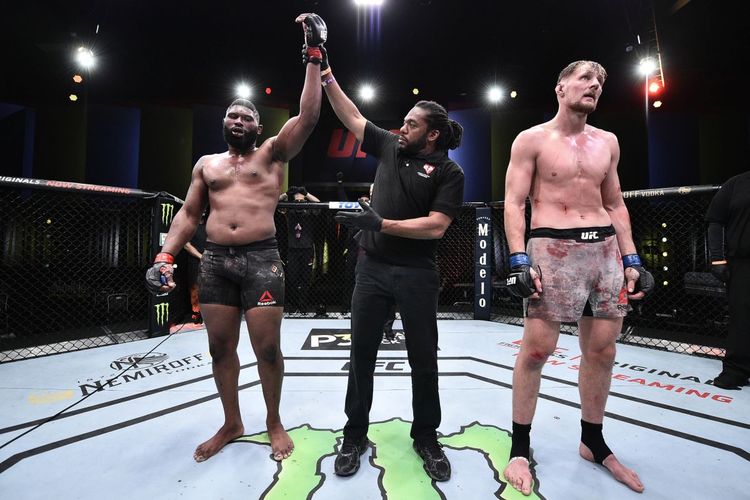 Petarung kelas berat UFC, Curtis Blaydes, bereaksi setelah dinyatakan sebagai pemenang pada laga kontra Alexander Volkov di UFC Fight Night di UFC Apex, 20 Juni 2020, di Las Vegas, Nevada.