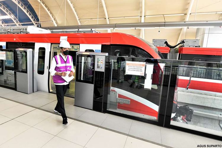 Presiden Joko Widodo meninjau Stasiun Light Rail Transit (LRT) Taman Mini Indonesia Indah (TMII), Rabu (9/6/2021). Dalam kunjungan itu, Presiden menjelaskan perkembangan pembangunan LRT yang sudah mencapai 84,7 persen.