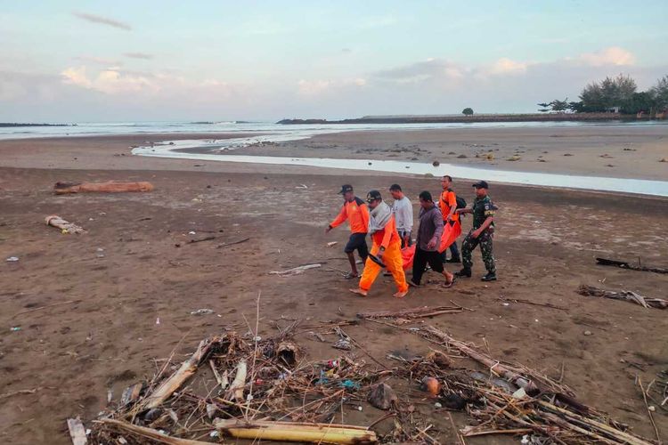 TiM SAR gabungan mengevakuasi jasad nelayan yang tenggelam di perairan Pantai Logending, Kecamatan Ayah, Kabupaten Kebumen, Jawa Tengah, Kamis (7/7/2022) pagi.