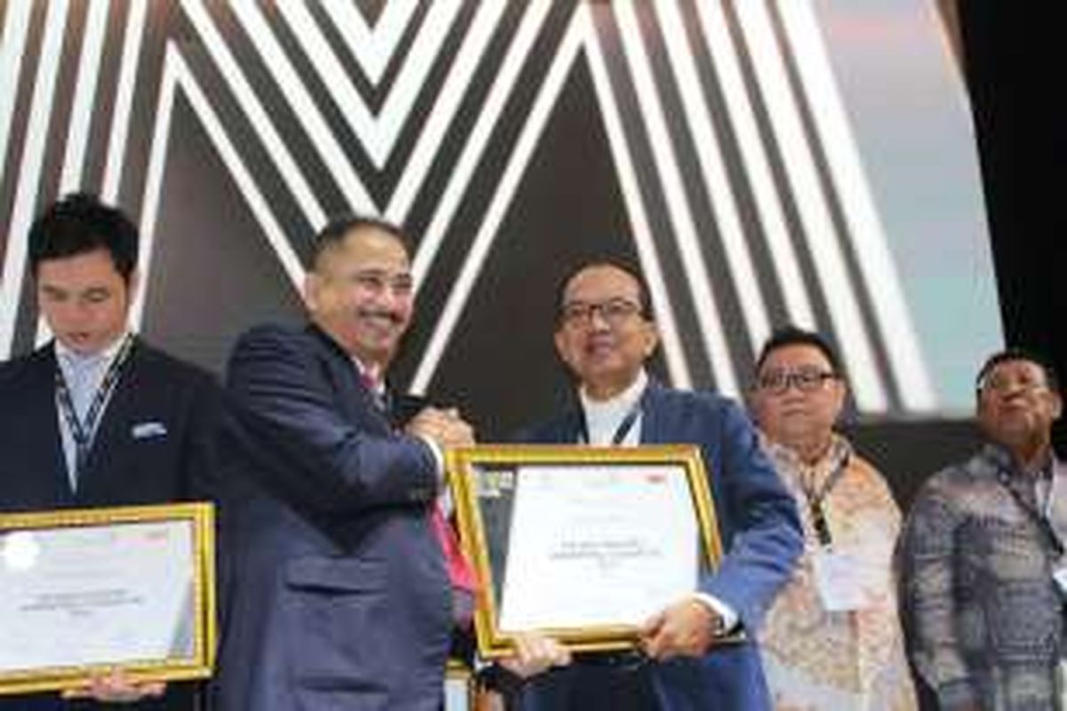 CEO Gramedia, Y.Priyo Utomo menerima penghargaan dari Menteri pariwisata Arief Yahya sebagai Best Industry Marketing Champion for Retail Sector dalam acara 11th Annual MarkPlus Conference 2017 