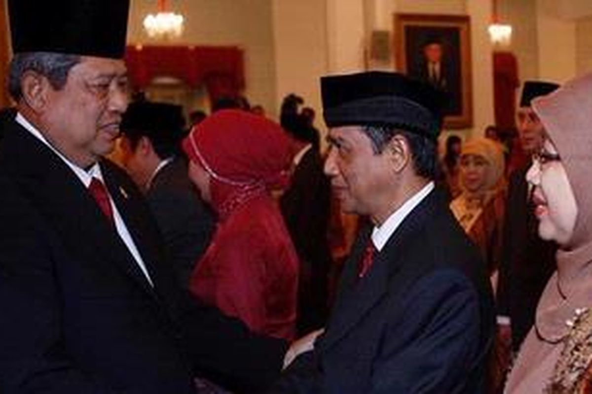 Presiden Susilo Bambang Yudhoyono didampingi, Senin (20/12) pukul 14.00 WIB, menyalami Ketua merangkap anggota KPK Muhammad Busyro Muqoddas usai pelantikan di Istana Negara, Jakarta. 
