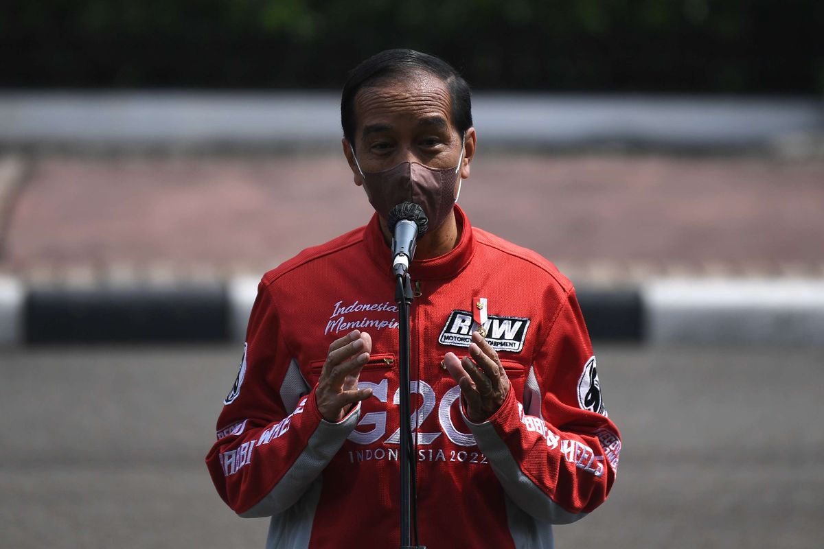 Presiden Joko Widodo menyampaikan keterangan kepada wartawan usai melepas parade pebalap MotoGP di depan Istana Merdeka, Jakarta, Rabu (16/3/2022). Parade tersebut merupakan bentuk apresiasi atas kerja keras Pemerintah dalam mempersiapkan pagelaran MotoGP Mandalika pada 18-20 Maret 2022.