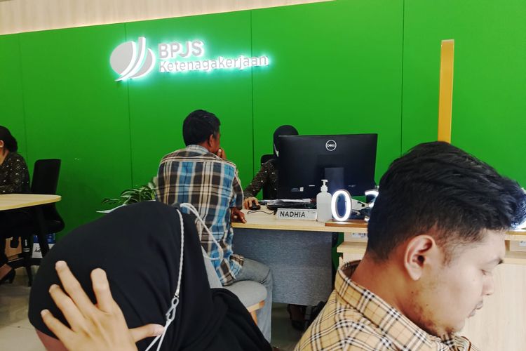 Cahyadi saat mengurus pencairan uang BPJS Ketenagakerjaan pasca-terkena PHK massal di kantornya, belum lama ini. 