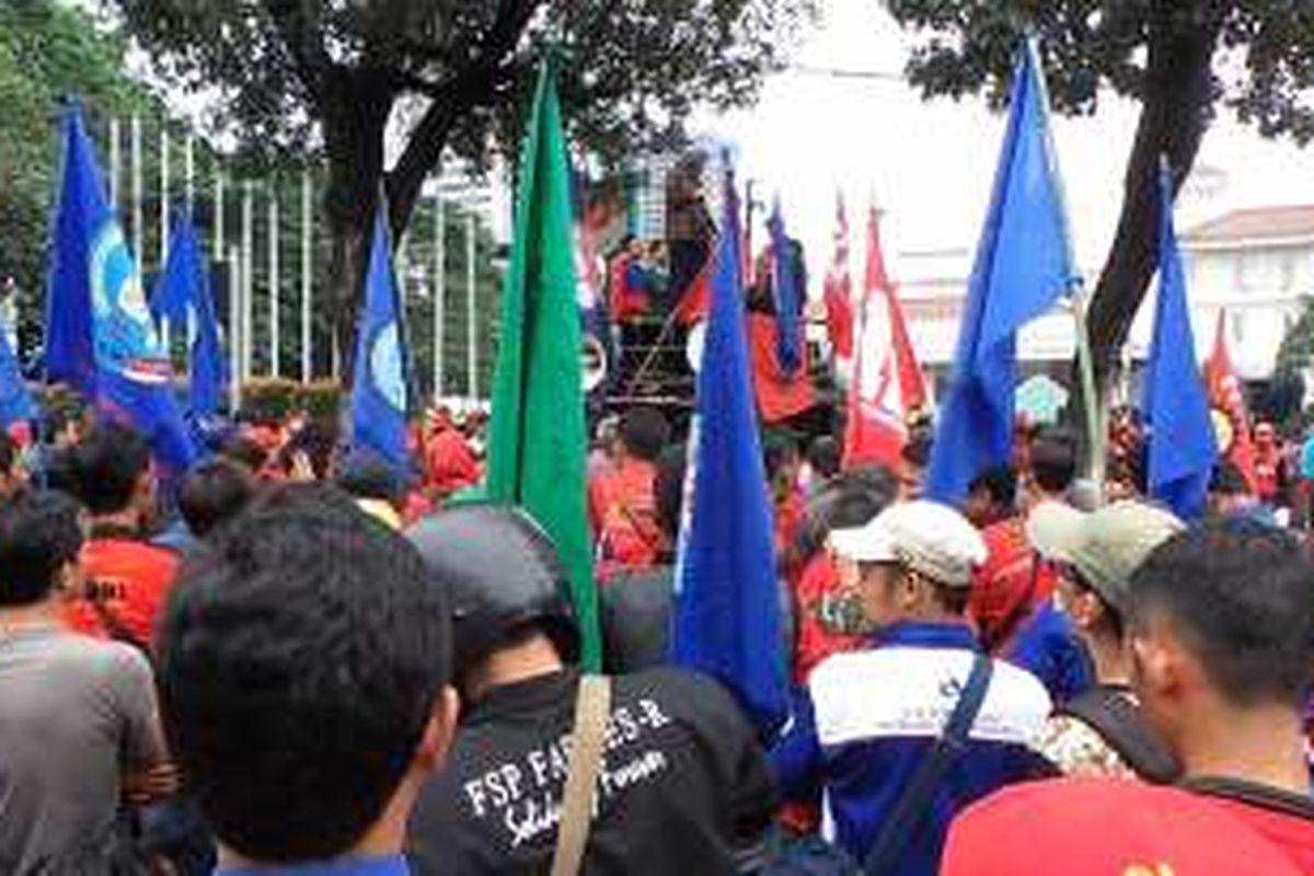 Berbagai elemen buruh mengadakan unjuk rasa di depan Balai Kota DKI Jakarta, Rabup (12/10/2016) siang. Unjuk rasa berisi tuntutan kenaikan upah pada tahun depan.