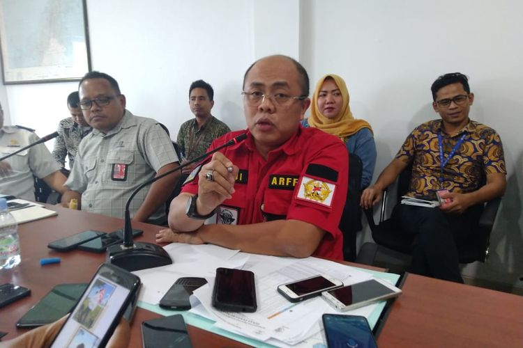 Kepala Bandara Dodi Dharma Chayadi (merah) didampingi jajaran maskapai saat memberi keterangan pers di Bandara APT Pranoto, Samarinda, Jumat (8/11/2019). 