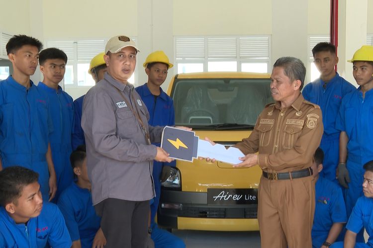 Pemberian mobil listrik dari Presiden Jokowi untuk SMK Negeri 1 Rangas. 
