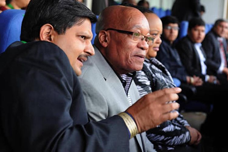 Orang Indian kelahiran Afrika Selatan, Atul Gupta, bersama Presiden Jacob Zuma di Stadion Bidvest Wanderers, Johannesburg.
