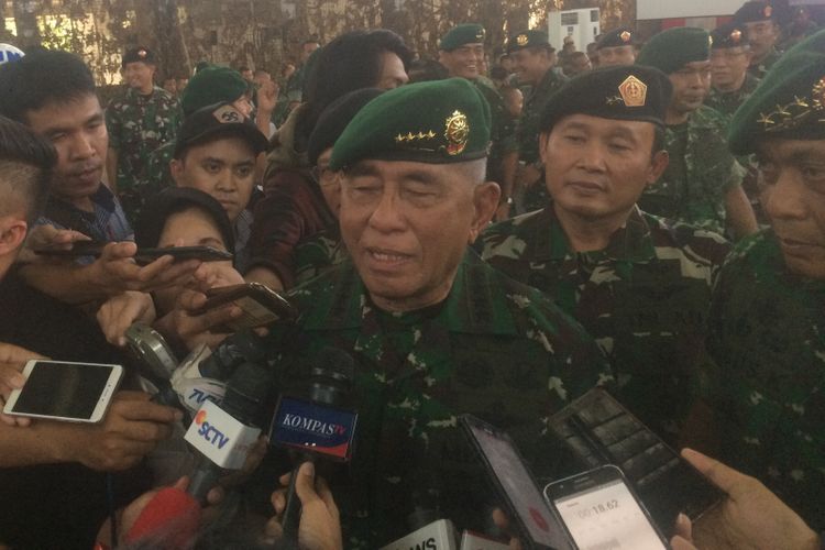 Menteri Pertahanan Ryamizard Ryacudu seusai memberikan arahan kepada perwira Kostrad di Gor Kartika Divif I kostrad Cilodong, Bogor, Selasa (22/5/2018).