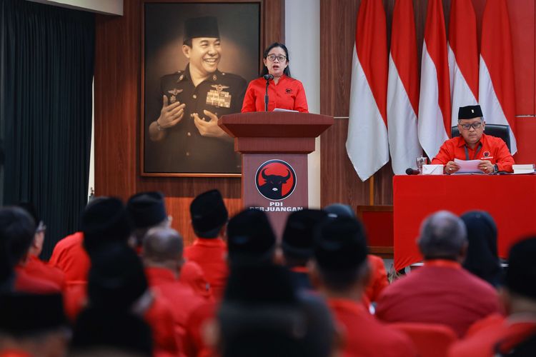 Ketua DPP Puan Maharani membacakan rekomendasi eksternal hasil Rakernas III PDI Perjuangan di Jakarta, Kamis (8/6/2023). Rakernas III PDI Perjuangan menghasilkan 17 rekomendasi eksternal diantaranya mendukung pemerintahan Presiden Joko Widodo dalam memberantas kemiskinan ekstrim dan stunting, mewujudkan kedaulatan pangan dan energi, menginstruksikan kader untuk memenangkan Ganjar Pranowo dalam Pilpres 2024 serta mendorong Pemilu dan Pilpres berjalan jujur dan adil.