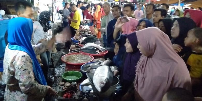 Suasana tradisi pasar bandeng, yang dilaksanakan di Gresik pada tahun 2019.