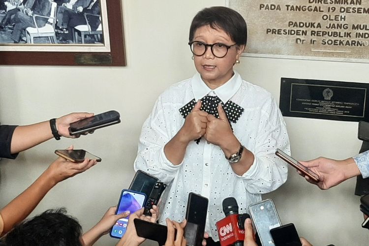 Menteri Luar Negeri RI Retno Marsudi saat menemui wartawan usai menjadi pembicara di Public Lecture Diplomasi Indonesia untuk Palestina yang digelar di Balai Senat UGM, Senin (3/06/2024).