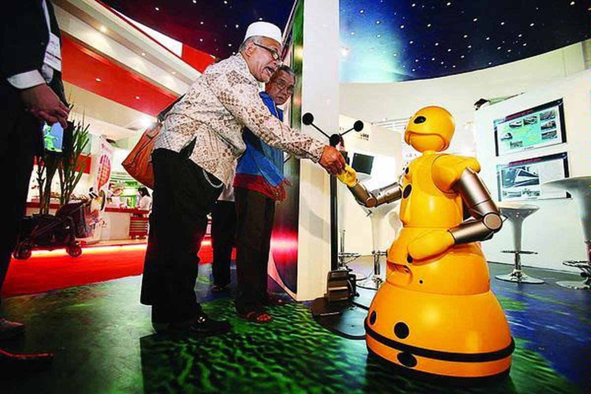 Wakamaru, robot cerdas produksi Mitsubishi, membuat pengunjung takjub karena kemampuannya dalam merespons manusia di Pameran Indonesia-Jepang Expo 2008 di Kemayoran, Jakarta, Jumat (7/11).  