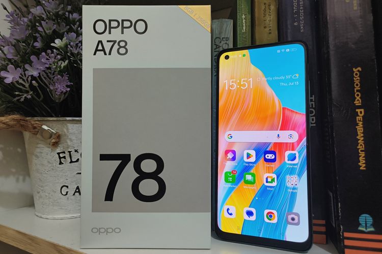 Oppo A78 dan kotak kemasan penjualannya. Desain kotak penjualan Oppo A78 4G  kini berbeda dari aneka ponsel Oppo A-Series lainnya.

Jika Oppo A-Series yang sudah dipasarkan di Indonesia memiliki kotak penjualan yang dihiasi dengan warna biru muda, kotak penjualan Oppo A78 4G kini didominasi dengan warna putih yang memiliki aksen warna coklat muda.

Tepat di aksen warna coklat ini, tertulis angka 78 yang menandakan model ponsel tersebut, yaitu Oppo A78 4G. 