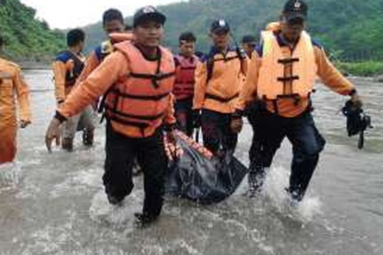 Petugas menemukan korban tenggelam di Kali Kutho Kendal