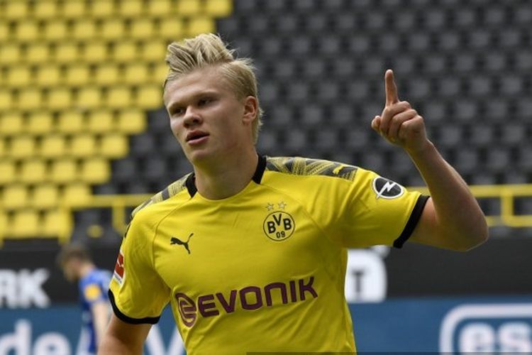 Penyerang Borussia Dortmund, Erling Haaland, membobol gawang Schalke di Signal Iduna Park, Sabtu (16/5/2020).