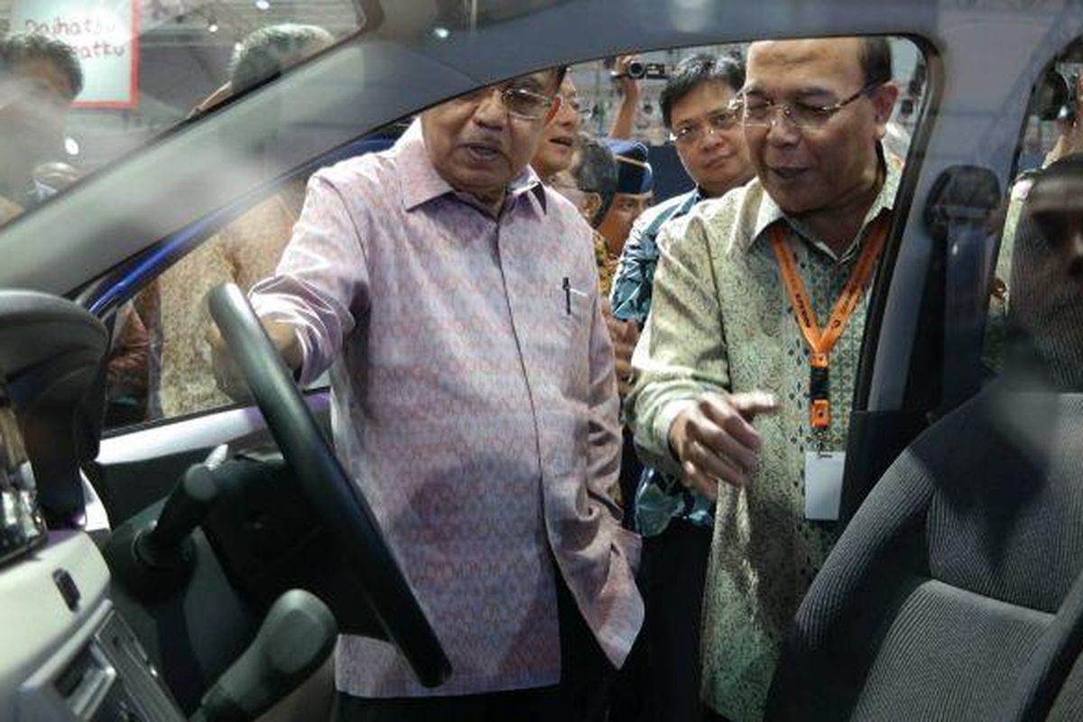 Wapres RI, Jusuf Kalla didamping Presdir ADM Sudirman MR, berbincang soal Daihatsu Sigra