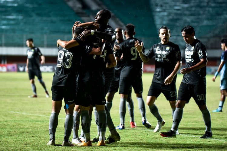 Para pemain Persib Bandung merayakan gol ketiganya ke gawang Persela Lamongan yang dicetak oleh Mohammed Rashid. Dalam laga yang berlangsung di Stadion Maguwoharjo, Sleman, Kamis (4/11/2021) itu Persib menang dengan skor 3-1 atas Persela.