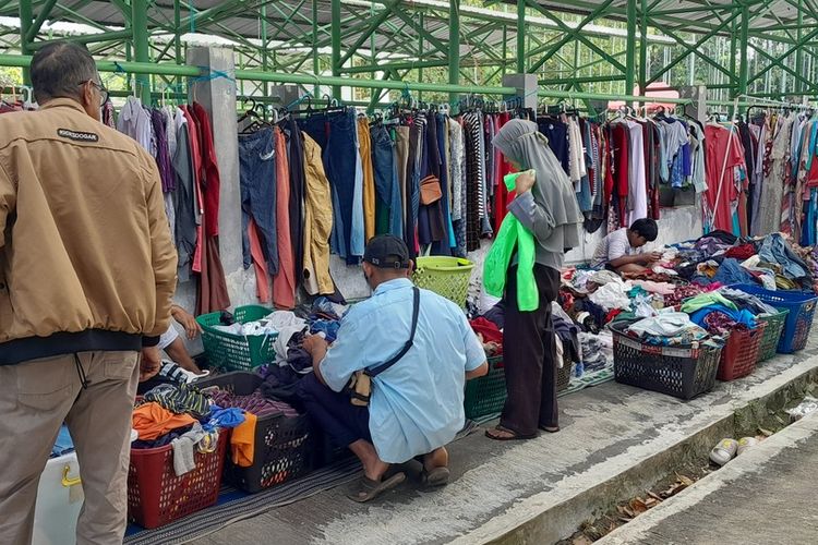 Pakaian Bekas di Pasar Wage Dijual untuk Biayai Pesantren, Diserbu Pembeli Jelang Lebaran