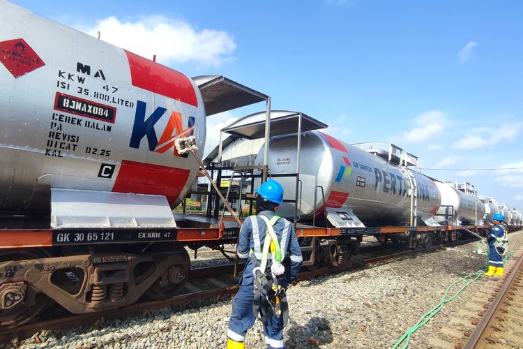 KAI Logistik Angkut 2,1 Juta Ton BBM dan BBK hingga Agustus 2026