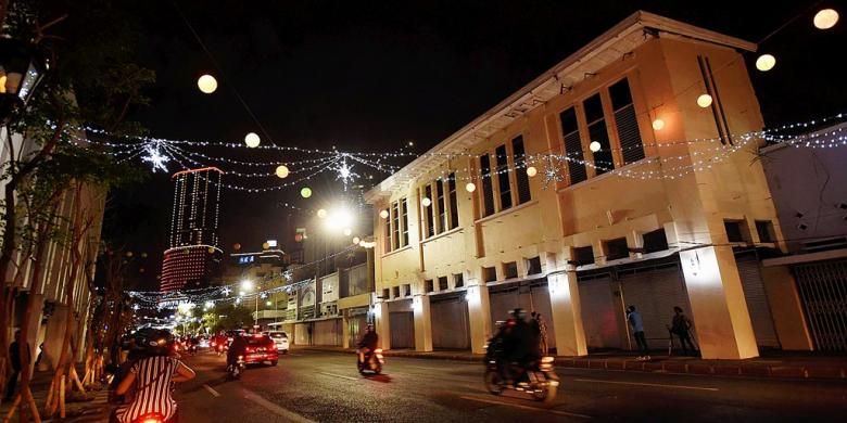 Suasana malam hari di Jalan Tunjungan, Surabaya, Sabtu (6/8/2016). Bangunan tua serta lampu-lampu membuat Jalan Tunjungan menjadi salah satu spot favorit liburan di Surabaya.