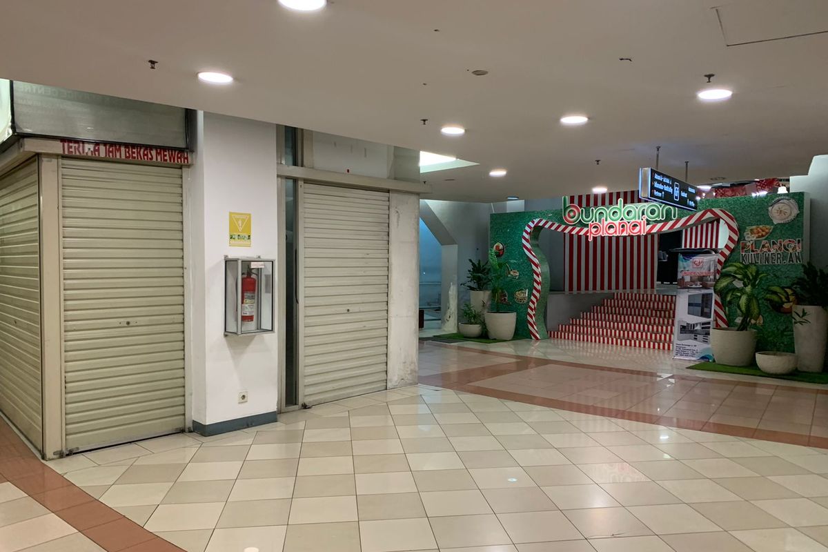 Kondisi Mal Plaza Semanggi, saat ini terlihat sepi pengunjung bahkan banyak toko-toko yang tutup, Senin (5/12/2022).