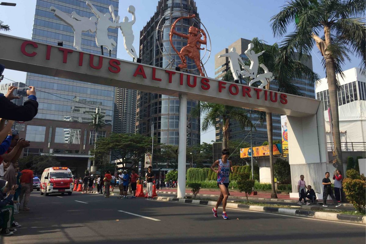Pelari maraton terakhir memasuki Jalan Pintu I Gelora Bung  Karno, Sabtu (25/8/2018). 